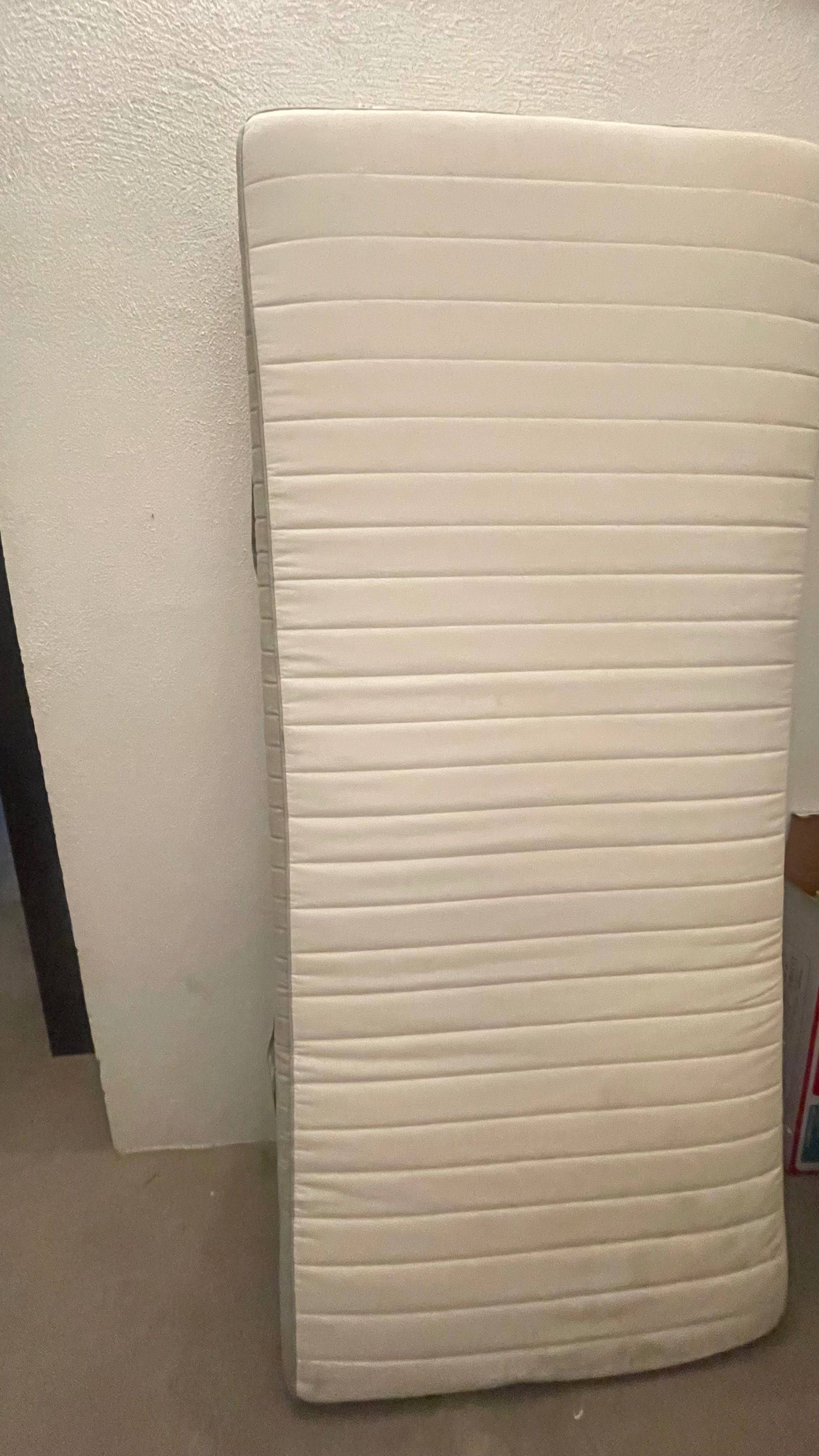 Colchão de solteiro ikea e estrado