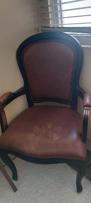 Cadeirão Estilo Antigo em Madeira e Pele