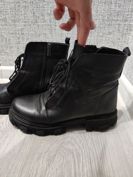 Осінні сапожки, темно синього кольору, 38 розміру.