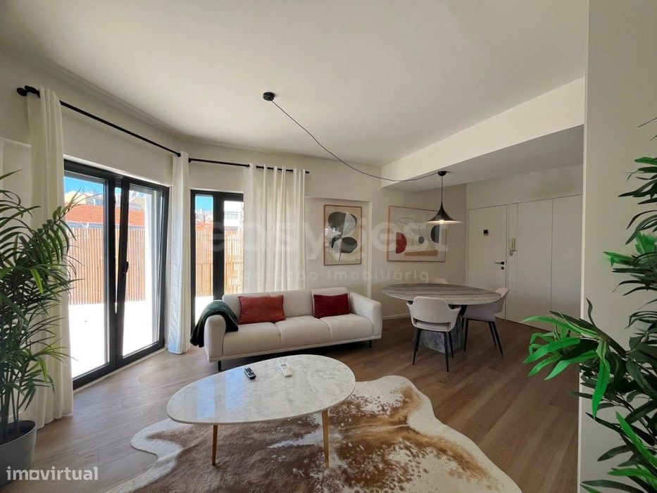 Apartamento T2, logradouro com mais de 20m2, prédio com 2 elevadore...