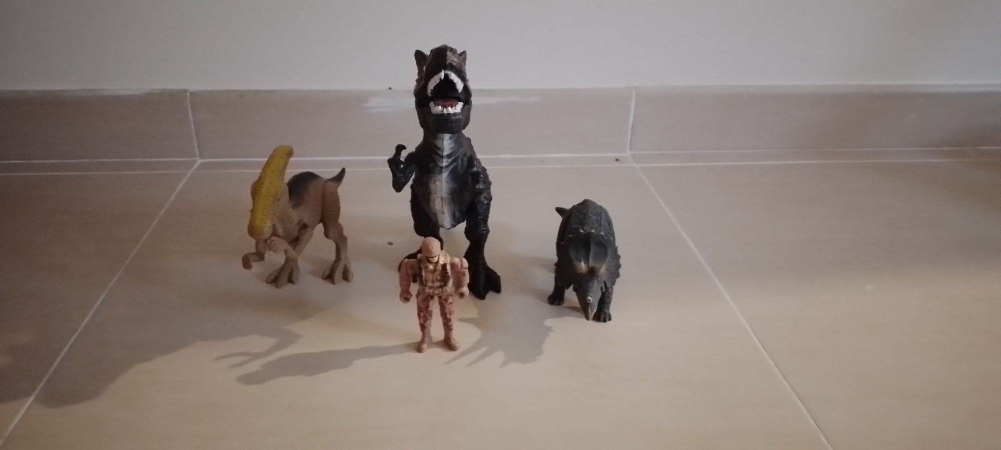 Figuras Dinossauros e cassadores