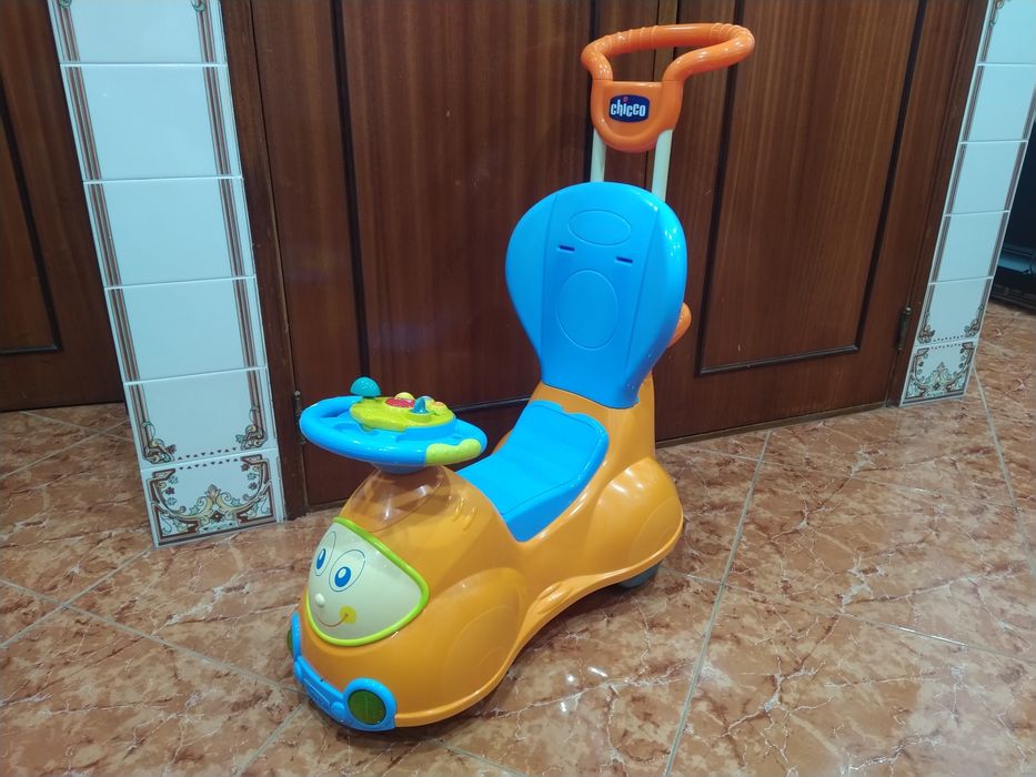 Triciclo carrinho brinquedo da Chicco para bebé casa quarto carro