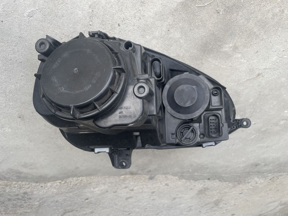 Farol esquerdo Volkswagen Golf 5