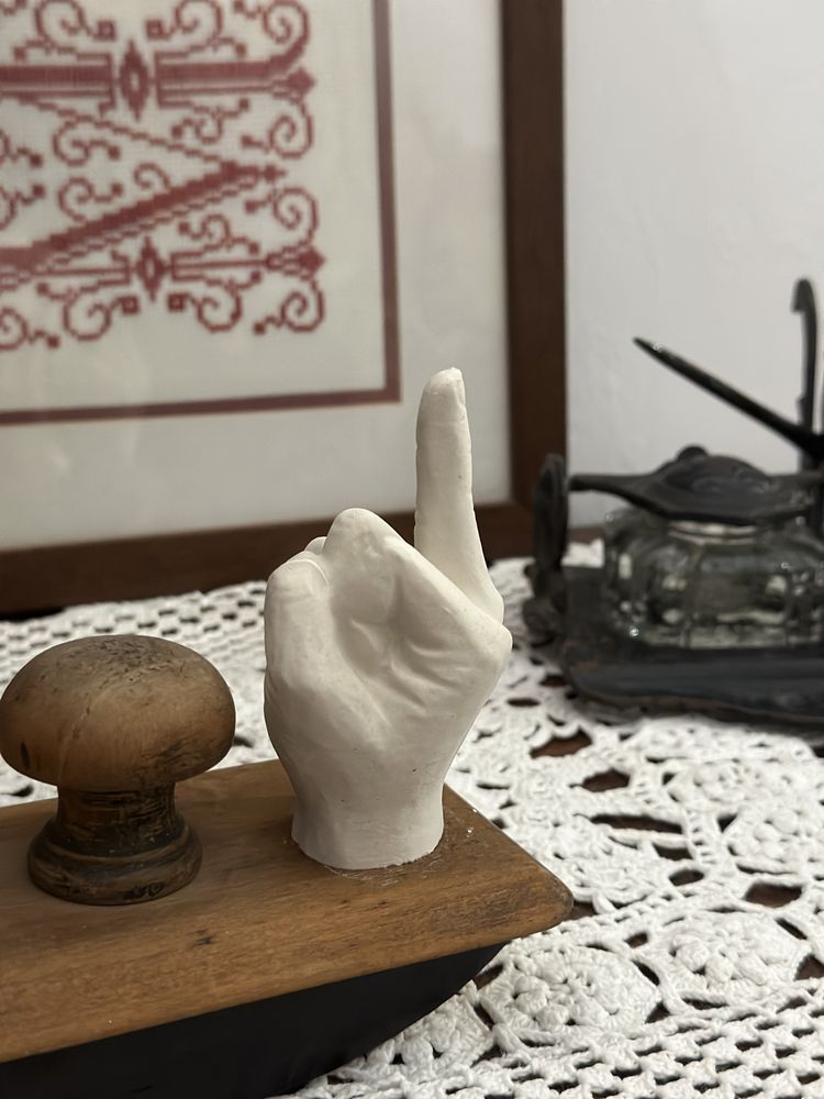 NOVAS - Figuras gesso dedo do meio - new middle finger plaster figures