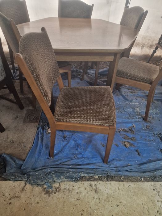 Sześciokątny stół z krzesłami.