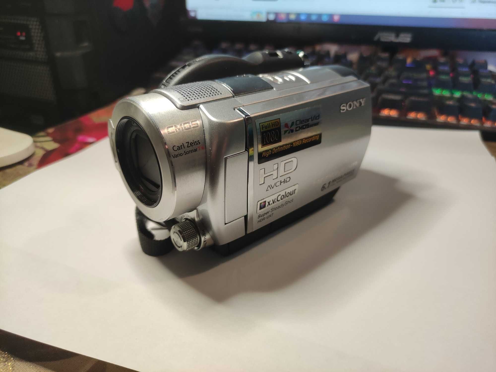 Видеокамера Sony HDR-UX7E.