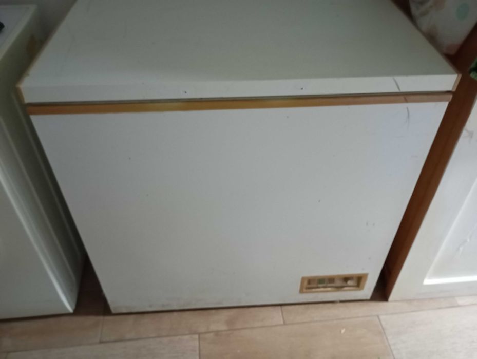 Arca Congeladora Vertical – Antiga, a Funcionar