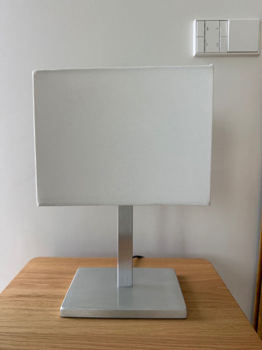 2 lamps next to the bed