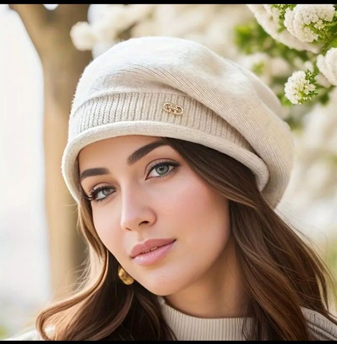 Тепла шапка-берет для дівчинки-підлітка