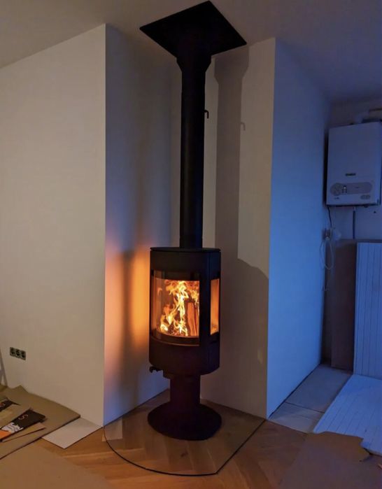 Dovre Astro 4CB/P – скандинавський дизайн і огляд вогню з 3 боків