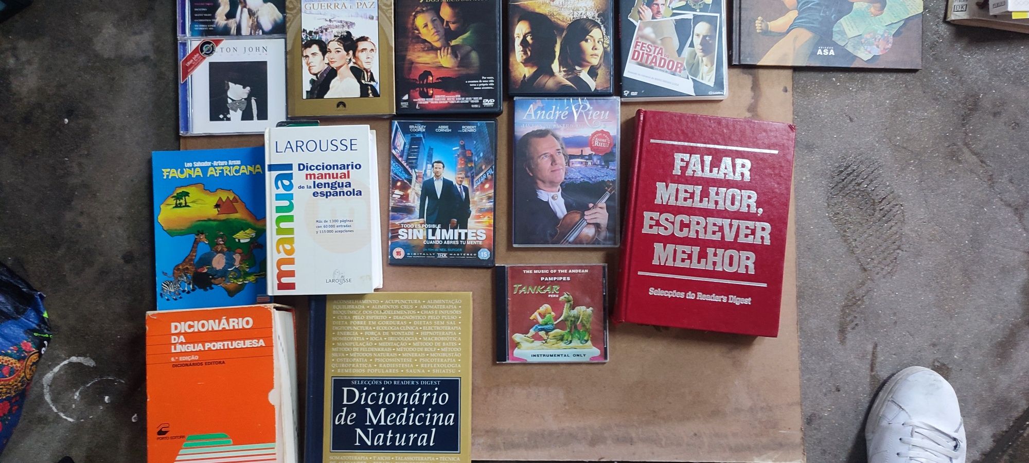 Vendo conjunto de DVDs bom  preço