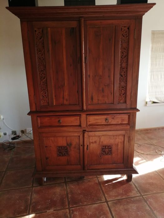 Armário com 4 portas e 2 gavetas