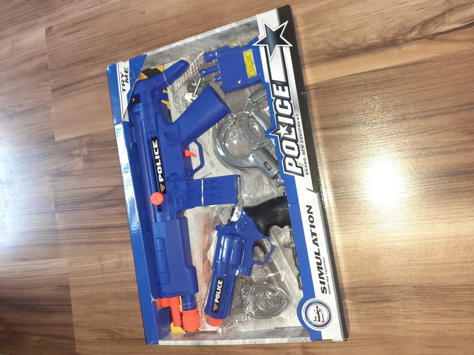Zestaw policjanta pistolet karabin kajdanki