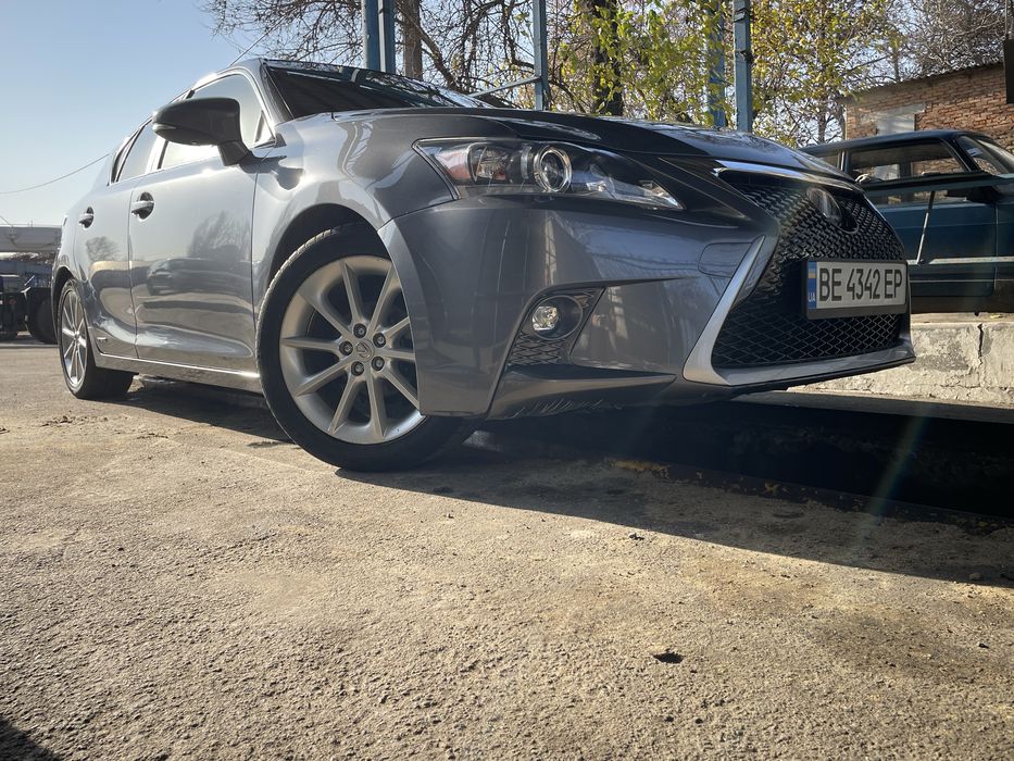 Продаю Лексус СТ200Н 2014