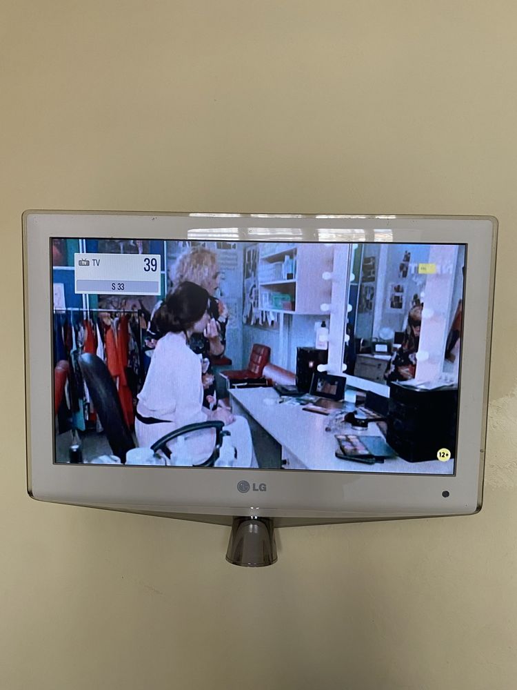 Телевизор  LG белый на кухню