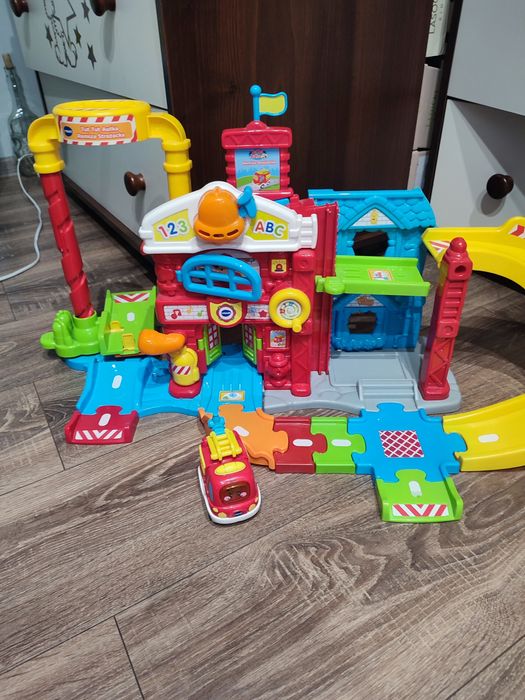 Remiza strażacka vtech tut tut ze strażą pożarną