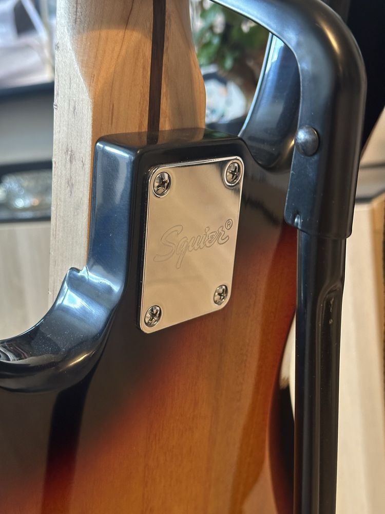 Gitara basowa Squier Jazz Bass - Aktywny (EMG jvx)