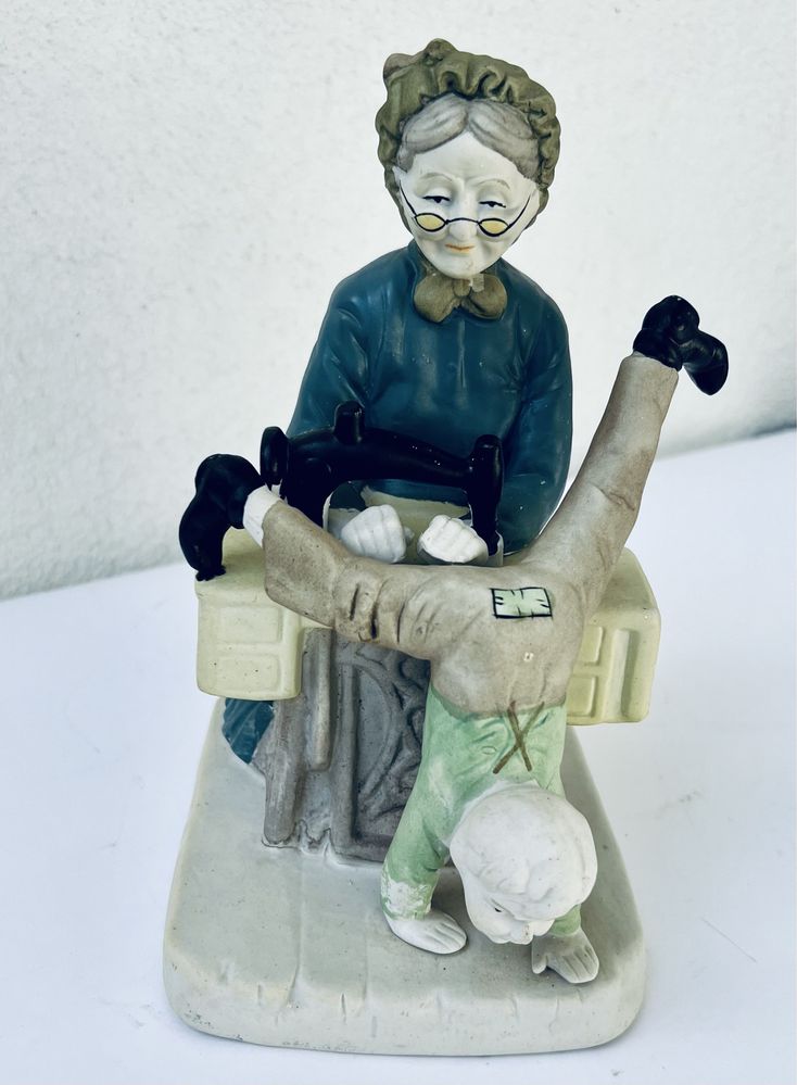 Porcelanowa figurka Babcia krawcowa