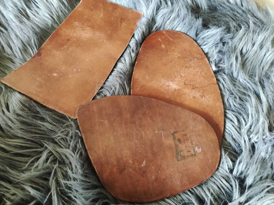 Przedwojenne oficerki z prawidłami do jazdy konnej.