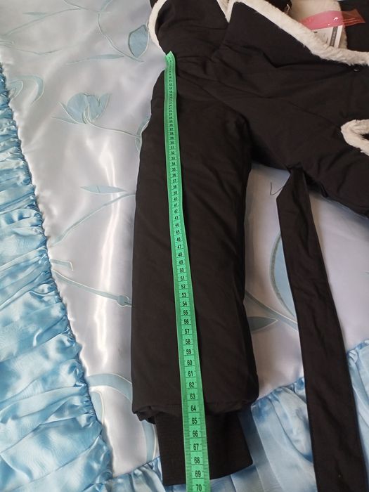 Куртка чорна з білим хутром