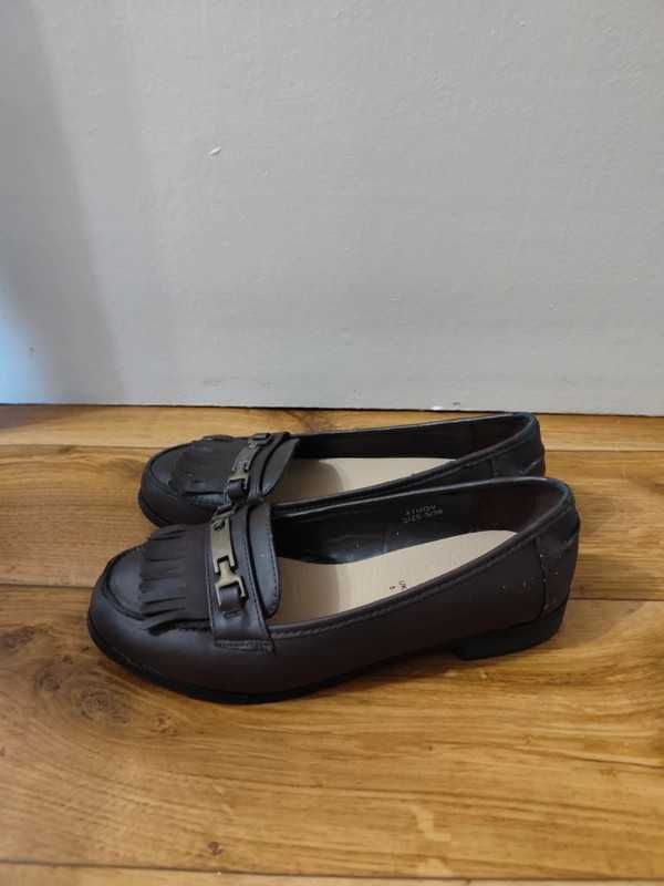 Brązowe buty mokasyny z frędzlami foot cushion