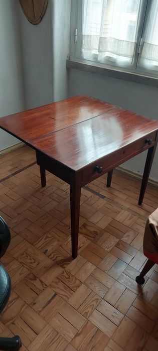 Mesa de Jogo antiga, dobrável e com gaveta