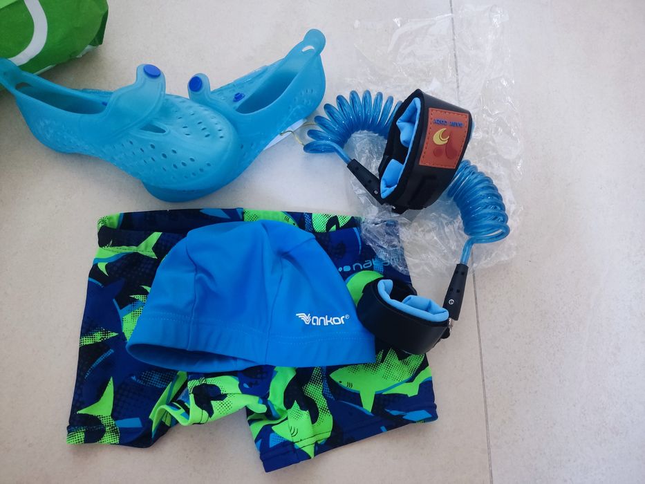 Conjunto praia/piscina (calções/toca/sapatos/corrente