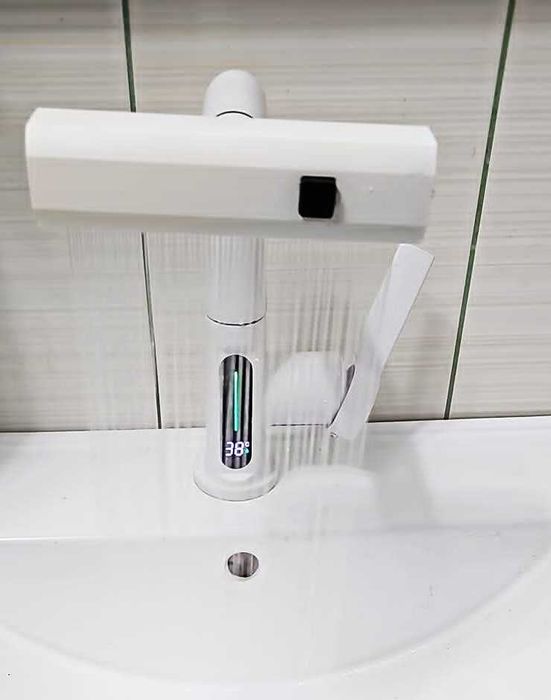 Bateria biała stojąca z wyświet. temp wyciągana wylewka,3 tryby strumi