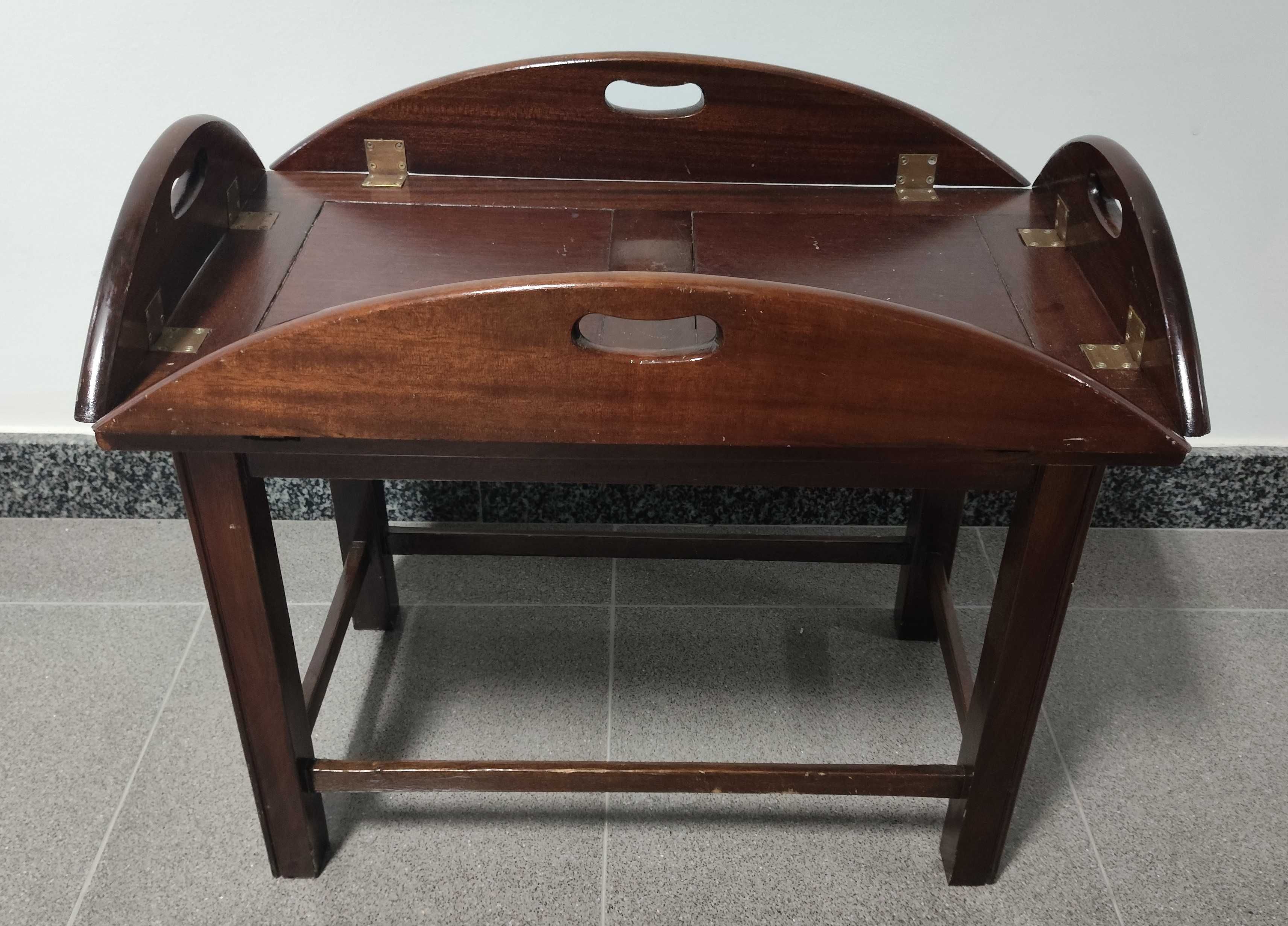 Mesa de apoio com tabuleiro removível