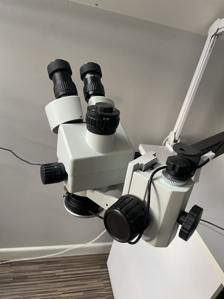 Mikroskop z uchwytem