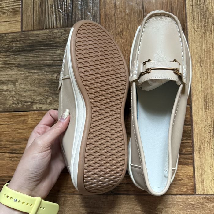 Жіночі бежеві мокасини/сліпони зі штучної шкіри з металевою фурнітурою