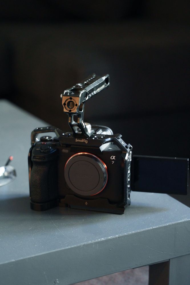 Sony A7iv + cage smallrig e top handle