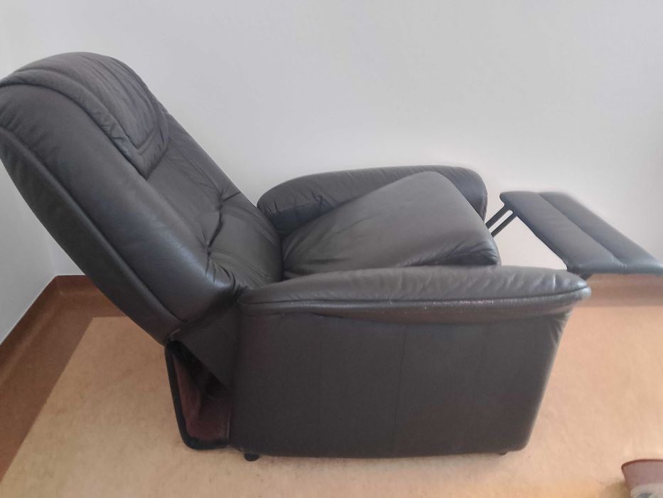 fotel z wysuwanym podnóżkiem, regulowane oparcie, skóra
