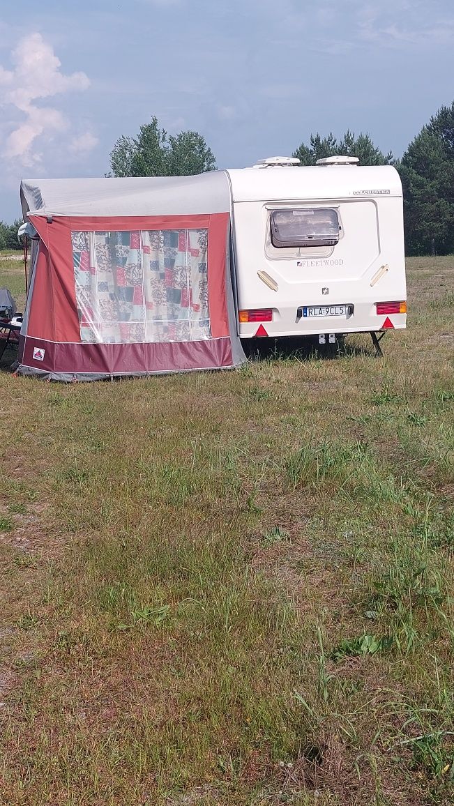 Przedsionek do przyczepy