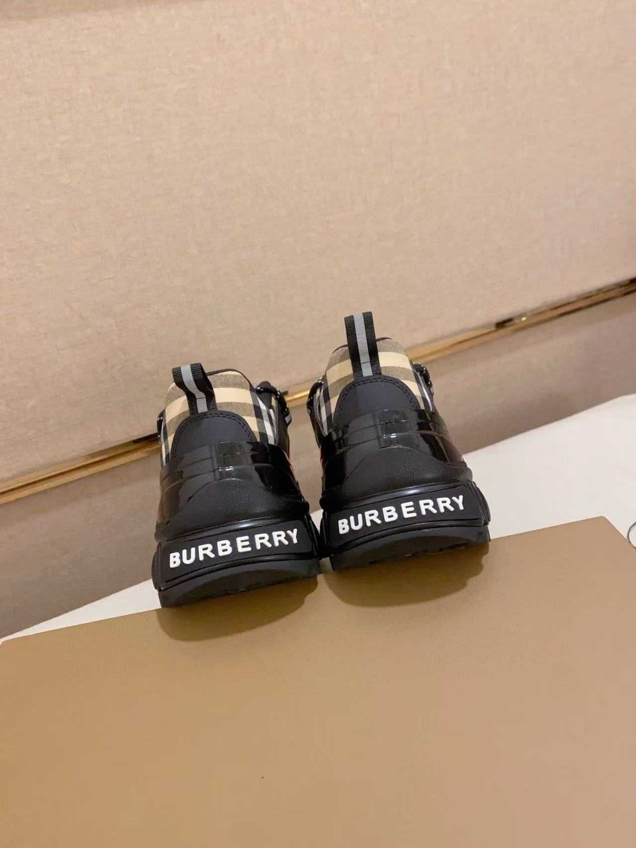 Tênis Burberry com personalização de tamanho