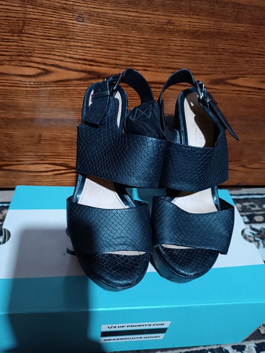 Босоніжки на високих підборах