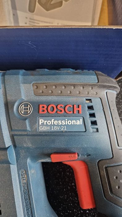 Akumulatorowy młot udarowo obrotowy