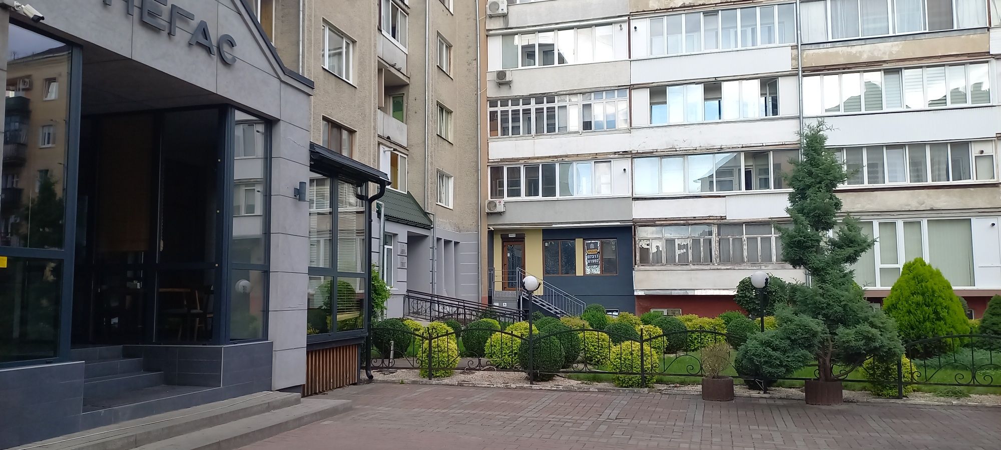 Комерційне приміщення з фасадним входом біля стометрівки