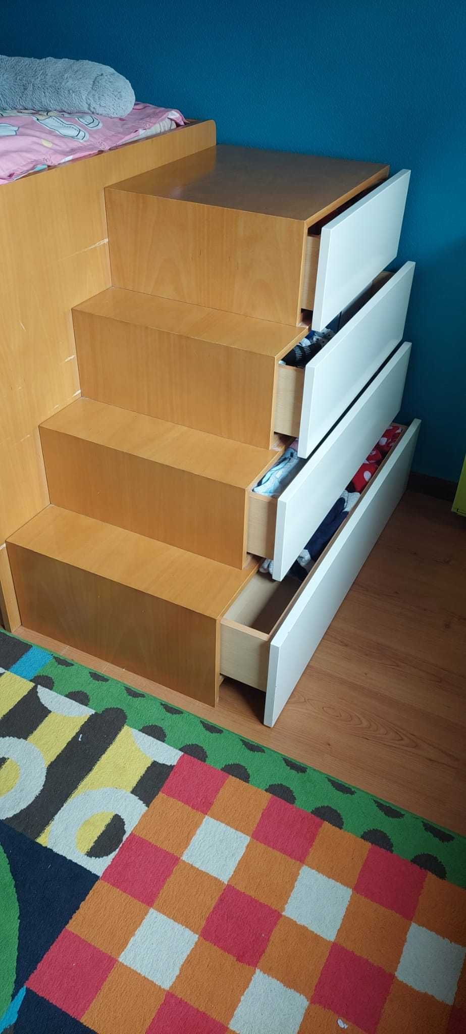 Cama infantil com escadas