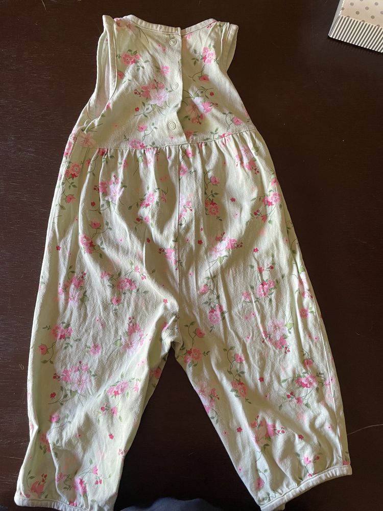 Jumpsuit para menina de 1 ano verde com flores