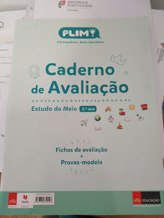 Vários livros escolares