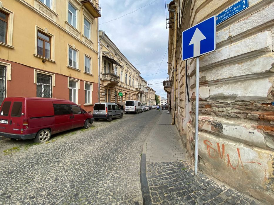 Продаж комерції 1100 м2, землі 13 соток в історичному Центрі Чернівців