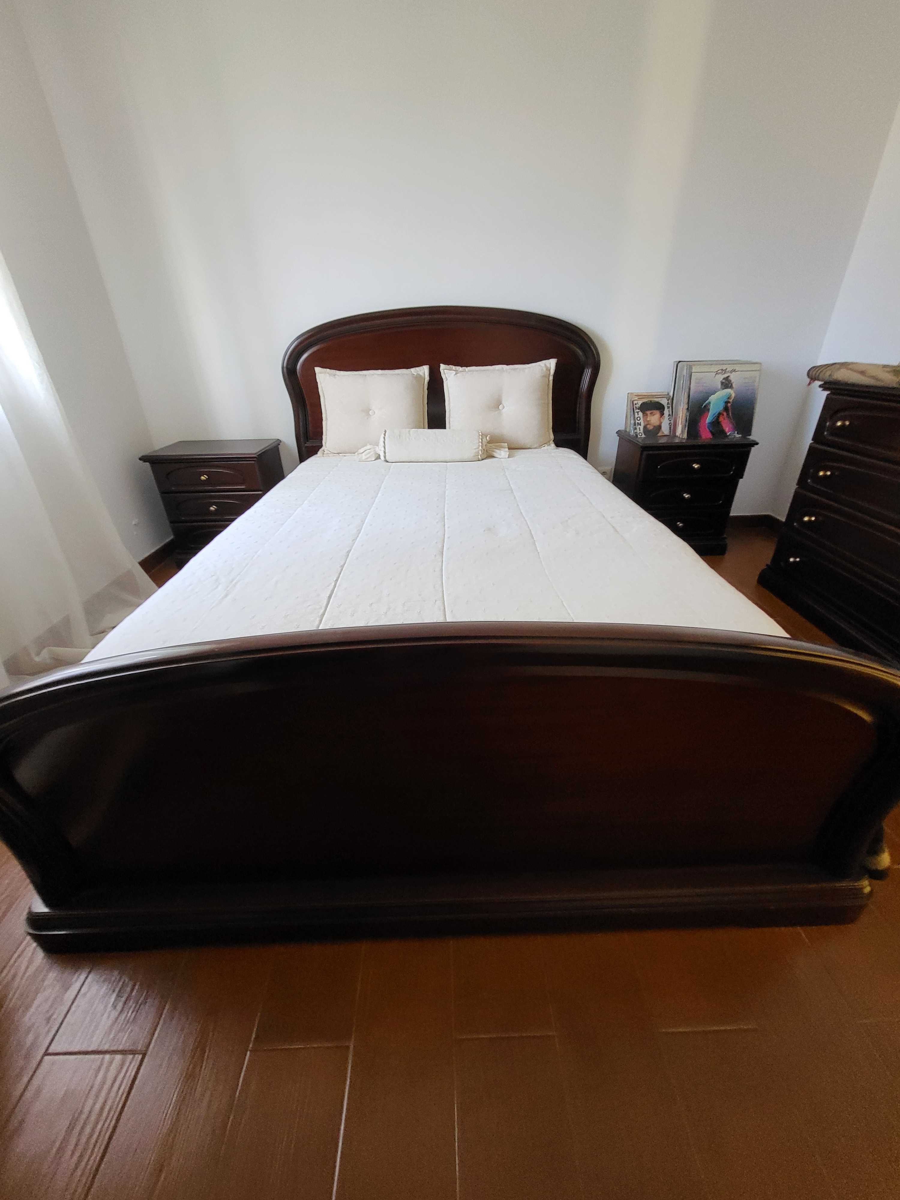 Mobília de quarto de  casal em mogno.