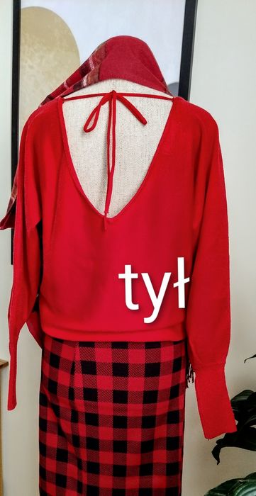 Czerwony sweter,dekolt na plecach, wiązany,bufiaste rękawy