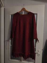 Sukienka burgundowa brokatowa z falbanką do pracy