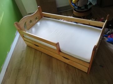 Drewniane łóżko dziecięce z szufladą