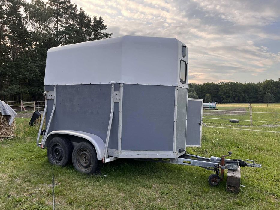 Przyczepa do przewozu 2 koni