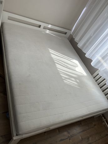 Łóżko ze stelażem i materacem 160x200.