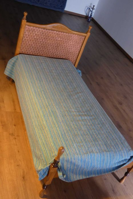 Cama de corpo e meio em pinho natural