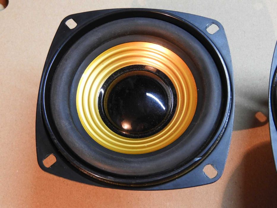 Głośniki basowe 10,5 cm średnicy.